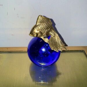 Vintage MCM Brass Guppy Fish Blue Orb Controlled Bubble Paperweight 4.5”